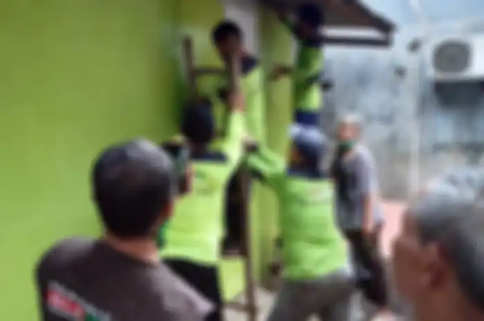 Klub motor Suzuki PartCenter Motor Club (SPMC) Bekasi menggelar aksi sosial bedah rumah warga yang kurang mampu.