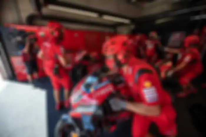 Gak banyak yang tahu, ternyata pembalap MotoGP juga punya ruangan kantor. Nih buktinya
