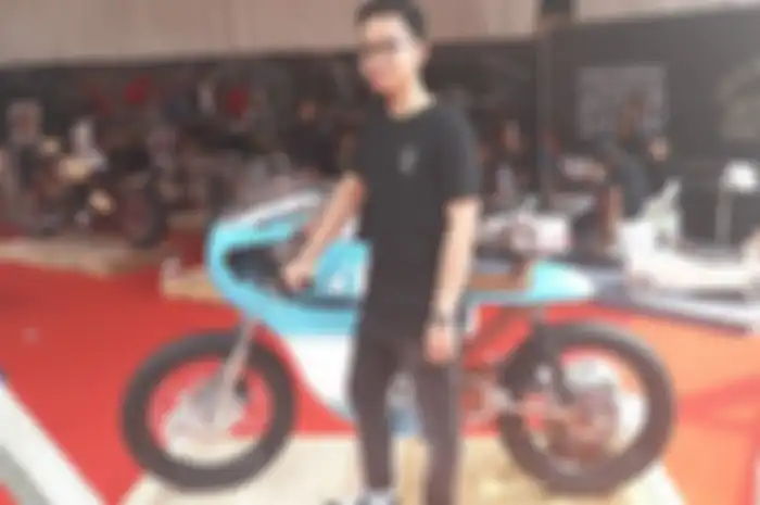 Gibran Putra Jokowi bersama Honda CB miliknya