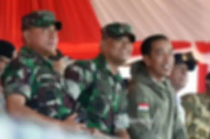 Presiden RI Ir. Joko Widodo didampingi Panglima TNI Jenderal TNI Gatot Nurmantyo dan para Kepala Staf Angkatan, sangat bangga kepada TNI saat menyaksikan secara langsung Latihan Pasukan Pemukul Reaksi Cepat (PPRC) TNI tahun 2017 yang mengerahkan 5.900 prajurit TNI dan berbagai Alat Utama Sistem Pers