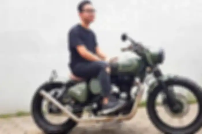 Gibran Rakabuming bersama motor Royald Enfield