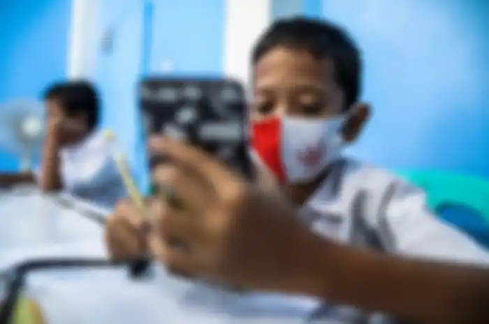 Ilustrasi pelajar melakukan kegiatan Pembelajaran Jarak Jauh (PJJ) di Balai Warga RT 05/RW 02 Kelurahan Galur, Johar Baru, Jakarta Pusat. Pemerintah kembali memberikan bantuan kuota gratis.