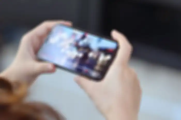 Ilustrasi nonton video Youtube di handphone