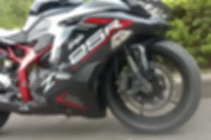 Lebih pendek 2 cm, tapi radius belok ZX-25R masih lebar dan USD tidak mentok