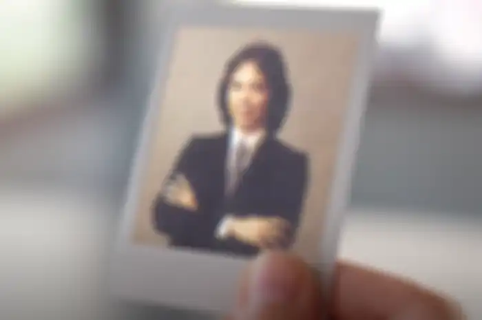 Chrisye dalam video lirik lagu Rindu Ini.