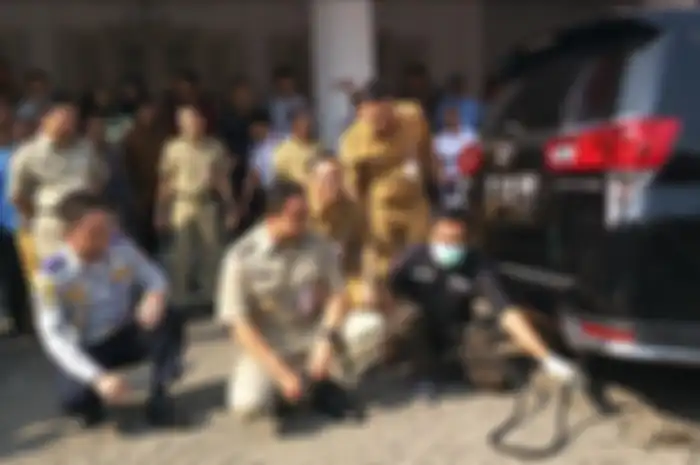 Gubernur DKI Jakarta Anies Baswedan melihat pelaksanaan uji emisi dan meluncurkan aplikasi e-Uji Emisi di Balai Kota DKI Jakarta, Jalan Medan Merdeka Selatan, Selasa (13/8/2019)