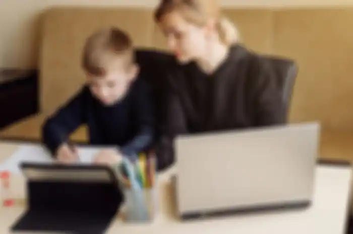 Pengawasan orang tua untuk buat anak aman ketika berinternet.
