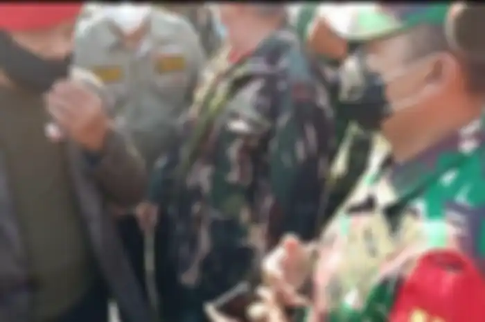 Dandim Jakarta Selatan Kolonel inf Ucu Yustia berdialog dengan Jenderal (Purn) Gatot Nurmantyo di Taman Makam Pahlawan, Rabu (30/9/2020). 