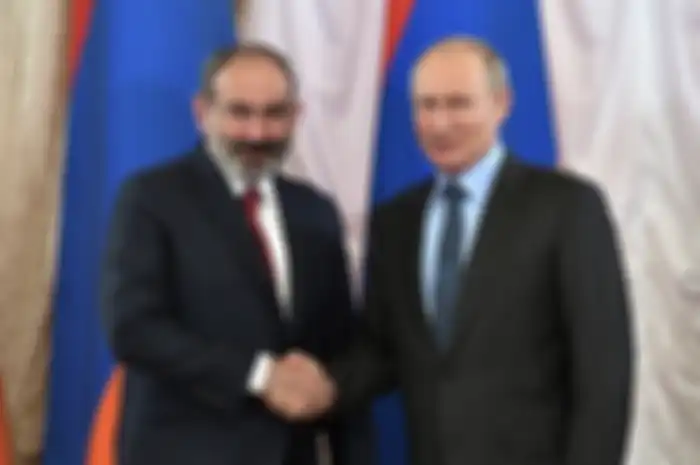 Presiden Rusia Vladimir Putin bersama Perdana Menteri Armenia Nikol Pashinyan
