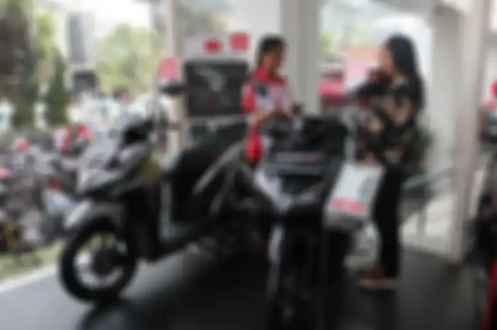 Ilustrasi pembelian motor baru di dealer