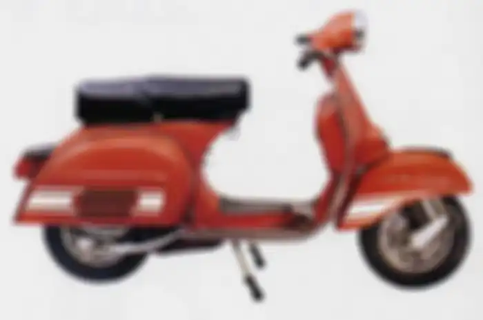 Vespa balap ini meluncur jauh sebelum Vespa Racing Sixties, yakni Vespa Rally 200