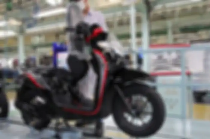 Karyawan perakitan motor di pabrik PT Astra Honda Motor (AHM). Daftar lowongan kerja AHM ada dua posisi untuk lulusan S1