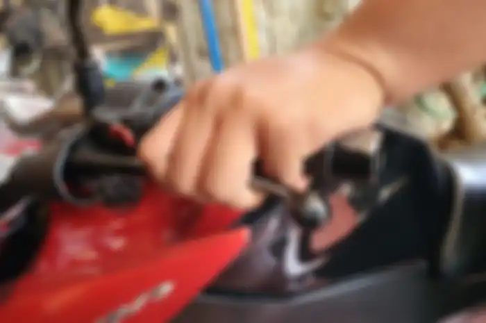Ilustrasi. Bikers jangan lupa atur jarak main kopling motor sebelum perjalanan jauh seperti mudik lebaran.