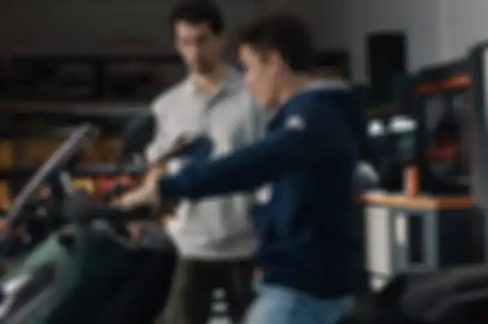 Bikin geger, video pembalap tim Repsol Honda, Marc Marquez sudah kembali lagi naik motor, tapi hanya untuk iklan saja.