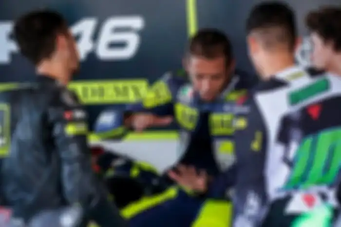 Valentino Rossi bersama pembalap junior di VR46 Riders Academy 