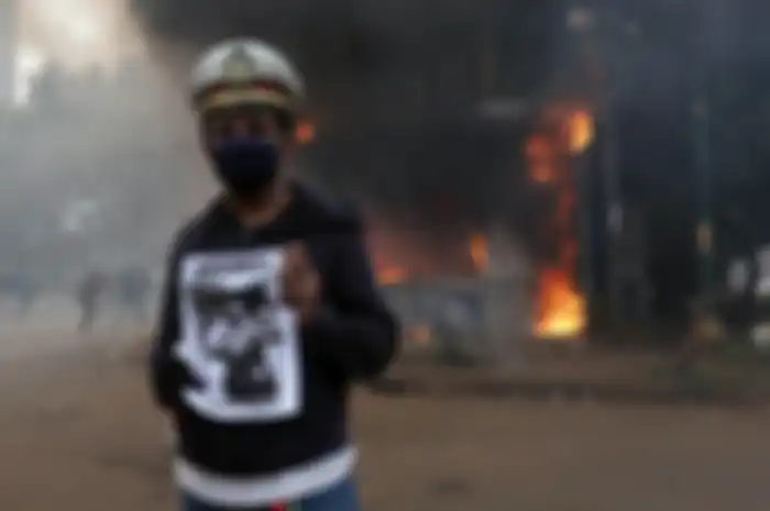 Pos Polisi Patung Kuda Jakarta dibakar oleh demonstran saat terlibat bentrok dengan polisi, Kamis (8/10/2020). Mereka menuntut pemerintah untuk membatalkan UU Cipta Kerja yang dinilai memberatkan pekerja. TRIBUNNEWS/HERUDIN