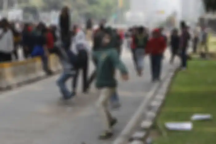 Pengunjukrasa yang berasal dari buruh, mahasiswa, dan pelajar terlibat bentrok dengan polisi saat unjuk rasa di sekitar Patung Kuda Jakarta, Kamis (8/10/2020). Mereka menuntut pemerintah untuk membatalkan UU Cipta Kerja yang dinilai memberatkan pekerja. TRIBUNNEWS/HERUDIN