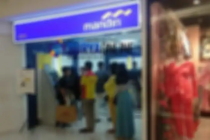 Ilustrasi serbu ATM untuk menerima bantuan pemerintah atau BLT Rp 2,4 juta