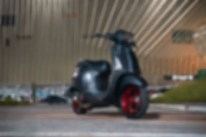 Modifikasi Vespa Sprint pakai baju hitam plus kebanjiran part hedon.