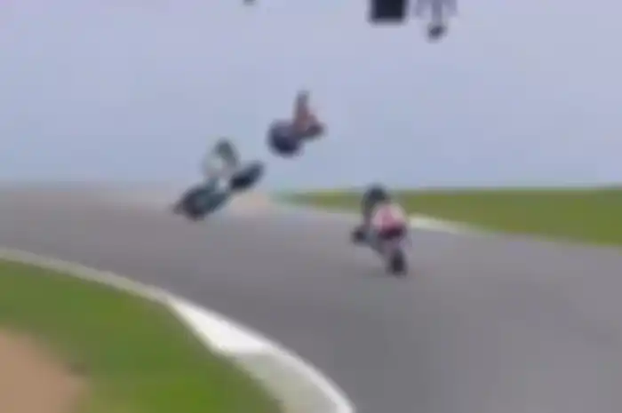 Video ngeri jatuhnya adik Valentino Rossi Luca Marini FP 2 Moto2 Prancis 2020, hal ini yang bikin Rossi marah.