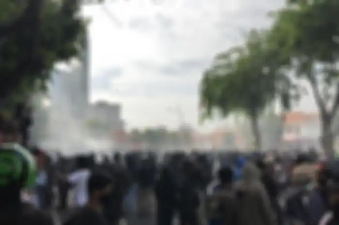 Suasana demo di depan gedung Grahadi Surabaya, Kamis (8/10)