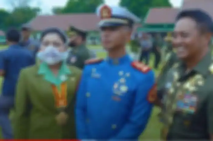 Letda Nugra Pussaka (tengah) bersama Jenderal Andika Perkasa 