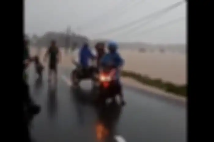Banjir bandang menyapu Pameungpeuk, Garut, Jawa Barat.