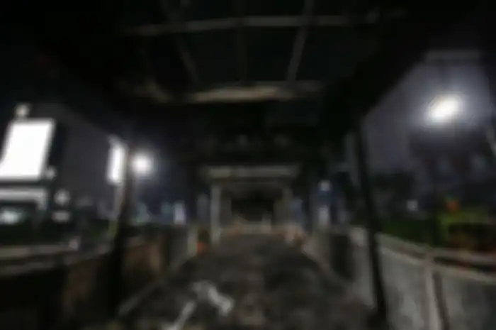 Sejumlah fasilitas umum mengalami kerusakan saat demonstrasi menolak UU Cipta Kerja di Jakarta, Kamis (8/10/2020). Halte transjakarta, alat berat, pos polisi, kendaraan dirusak dan dibakar massa.