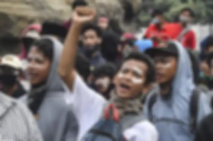 Anak di bawah umur mengikuti aksi tolak UU Cipta Kerja di kawasan Patung Kuda, Jakarta, Selasa (13/10/2020). Aksi menolak UU Cipta Kerja yang awalnya hanya banyak digelar kaum buruh dalam perkembangannya juga diikuti berbagai elemen masyarakat, dari mahasiswa, pelajar, hingga anak-anak di bawah umur