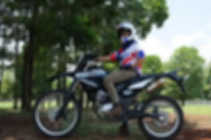 Di track off road, Ina sapaan karib Abrina mengatakan bahwa Yamaha WR 155 memiliki suspensi yang sangat dapat diandalkan serta torsi yang mumpuni dan ringan untuk rider perempuan.