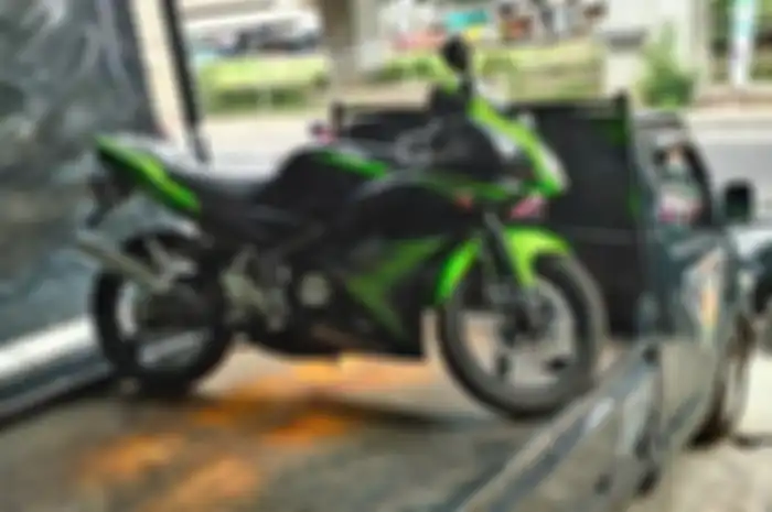 Kawasaki Ninja 150 RR New Old Stock dijual di dealer Kawasaki, harga istimewa cuma 5 unit