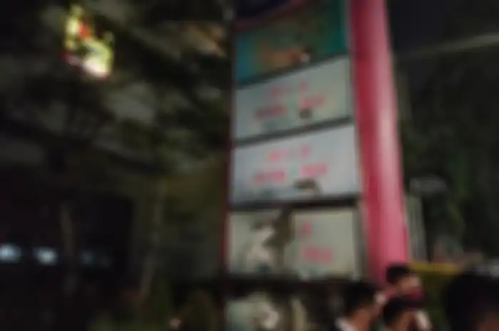 Papan Iklan pusat perbelanjaan Thamrin City, Tanah Abang yang dibakar saat kericuhan demonstrasi tolak Undang-Undang Cipta Kerja, Selasa (13/10/2020)