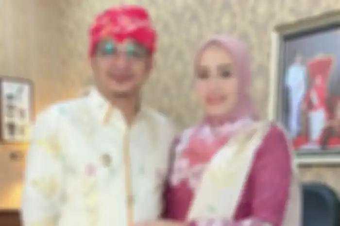 Istri Pasha Ungu Adelia Wilhelmina menikmati kehidupan mewah di istana megah. Sementara Okie Agustina sibuk kupas bawang di dapur.