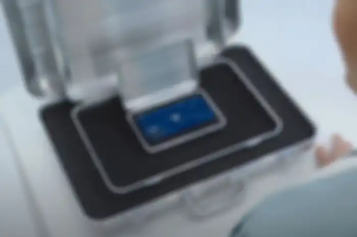 iPhone 12 mini yang ditaruh di dalam koper.
