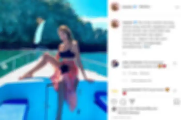 Foto seksi Jessica Iskandar di atas private boat.