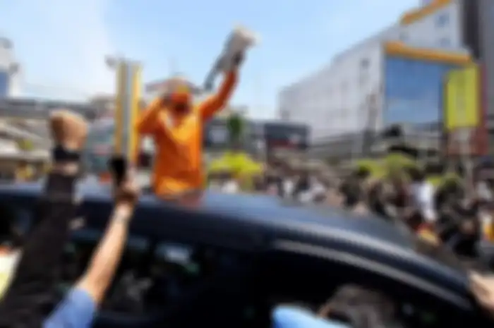 Danny Pomanto temui massa usai diperiksa di Mapolrestabes Makassar