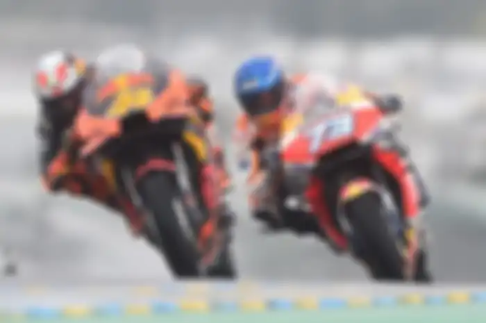 Petinggi Honda di MotoGP dibikin galau, saat ini Alex Marquez lebih cepat daripada Pol Espargaro yang akan menggantikannya musim depan.