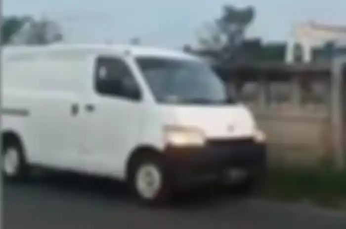 Daihatsu Gran Max blind van bernopol B 9338 FCC diburu polisi usai mampir di Kalimalang Bekasi buang beberapa bungkusan besar