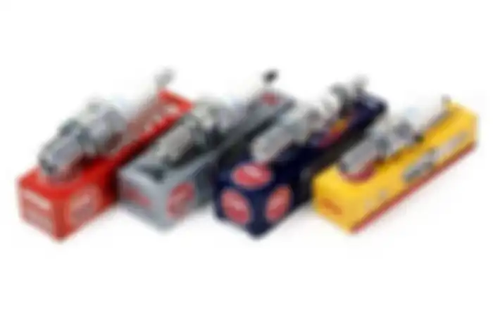 Ilustrasi busi motor. Kira-kira sama enggak sih busi racing dengan busi iridium? Ternyata ini perbedaan dua busi tersebut.