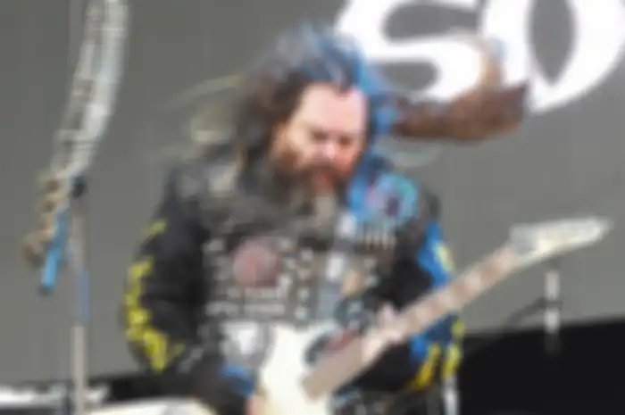 Max Cavalera sedang bermain gitar