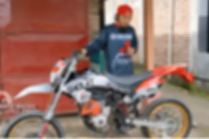 Gokil! Modifikasi Kawasaki KLX150 jadi motor listrik, mesinnya bikin penasaran buatan anak Indonesia nih.