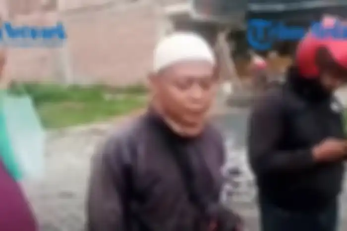 Seorang anggota TNI AD dan kawanan debt collector