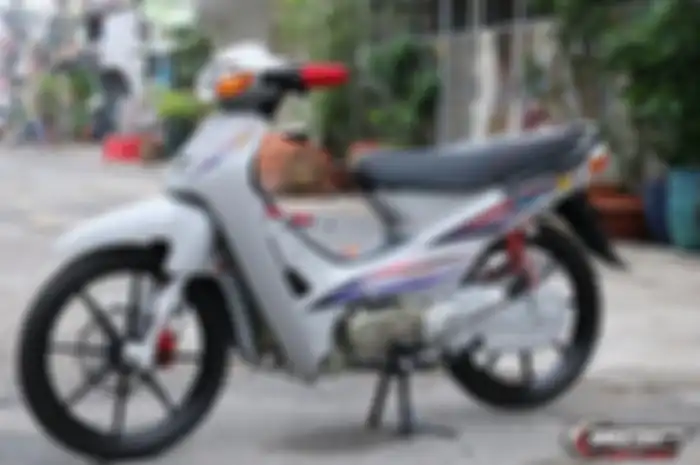 Menolak pelan, Honda Supra tampang standaran tapi mesinnya bengis 190cc.