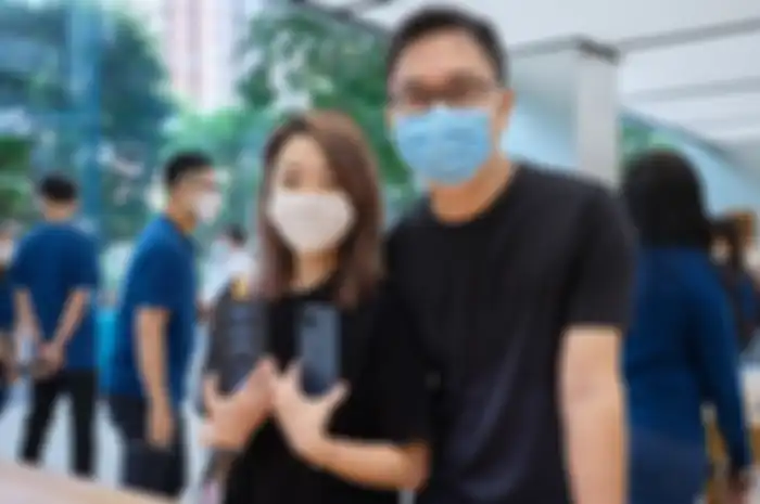 Pembeli iPhone 12 di Apple Orchard, Singapura