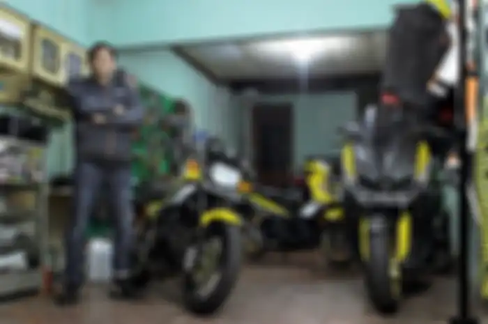 Dito Mulyawadi bersama motor koleksi Suto Garage