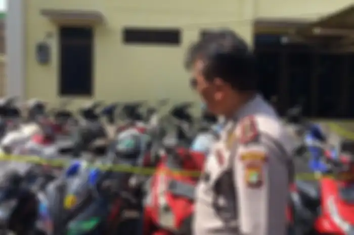 Ilustrasi polisi memeriksa motor bodong tidak dilengkapi surat-surat di Bekasi