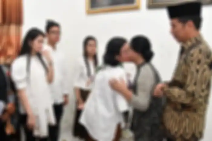 Ibunda Selvi Ananda, Sri Partini sedang mencium pipi Ibu Negara, Iriana Joko Widodo, disaksikan oleh Presiden Joko Widodo, sang anak Gibran Rakabuming Raka dan istrinya, Selvi Ananda.