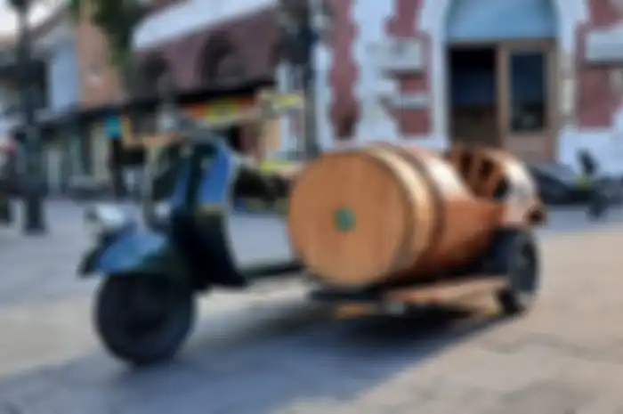 Modifikasi Vespa klasik pasang sespan, keren buat foto-foto di Kota Lama Semarang