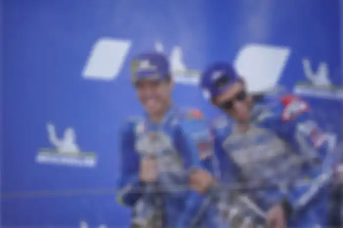 Dua pembalap Suzuki Ecstar, Joan Mir (kiri) dan Alex Rins, setelah balapan MotoGP Aragon di Sirkuit Aragon, Spanyol, 18 Oktober 2020.