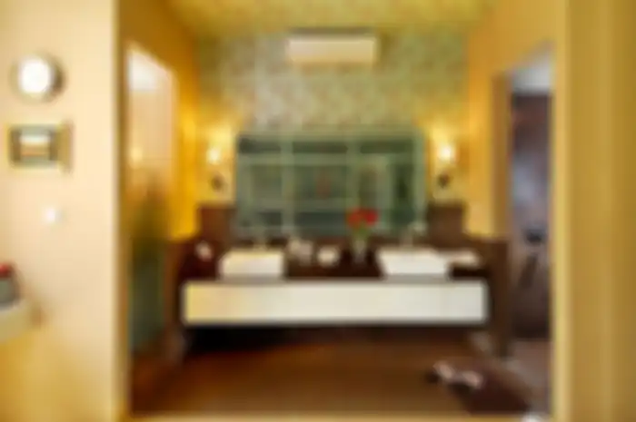 Pengalikasian wallcover di kamar mandi.